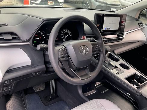 Used 2025 Toyota Sienna LE w/ LE Plus Package image 17