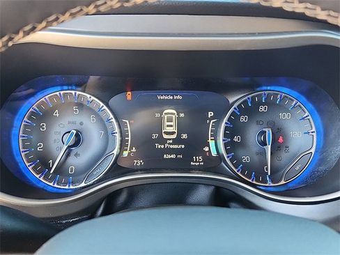 Used 2022 Chrysler Pacifica Touring-L image 16