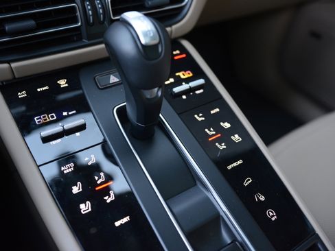 Certified 2025 Porsche Macan image 23