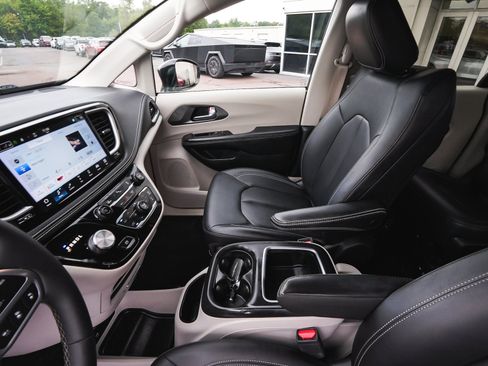 Used 2024 Chrysler Pacifica Limited FWD image 30