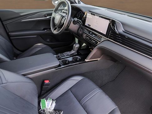 Used 2025 Toyota Camry XSE image 30