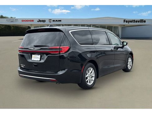 Used 2023 Chrysler Pacifica Touring-L FWD image 3
