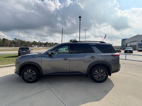 Used 2024 Nissan Pathfinder SV image 5