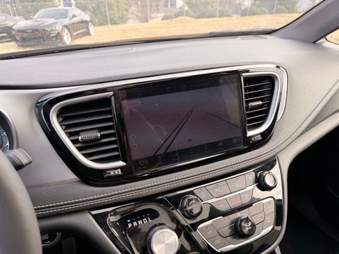 Used 2025 Chrysler Pacifica Limited image 36