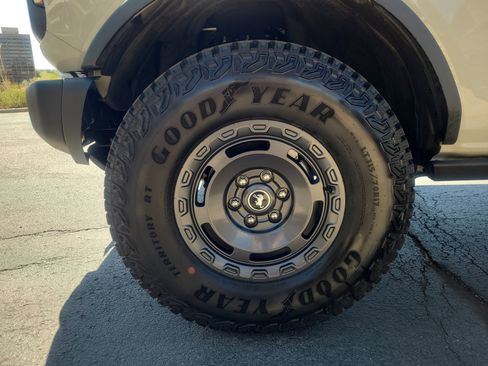 Used 2025 Ford Bronco Badlands image 26