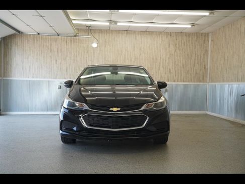 Used 2017 Chevrolet Cruze LT FWD image 2