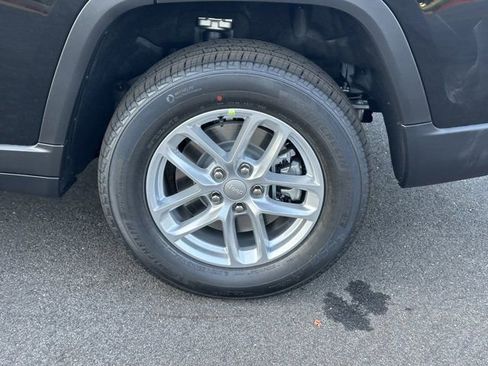 New 2025 Jeep Grand Cherokee L Laredo image 17