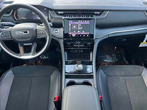 New 2025 Jeep Grand Cherokee Altitude image 11