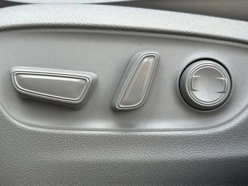 Used 2023 Toyota Highlander XLE FWD image 21