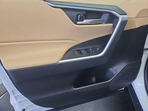 Used 2021 Toyota RAV4 XLE AWD/4WD image 13