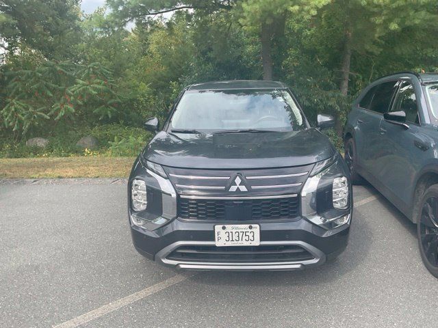 Used 2025 Mitsubishi Outlander SE AWD/4WD image 2