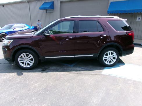 Used 2018 Ford Explorer XLT w/ Equipment Group 201A image 4