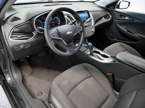 Used 2020 Chevrolet Malibu LT image 2