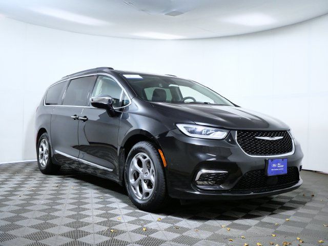 Used 2023 Chrysler Pacifica Limited FWD image 1