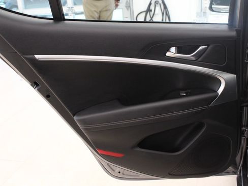 Used 2025 Genesis G70 2.5T RWD image 28