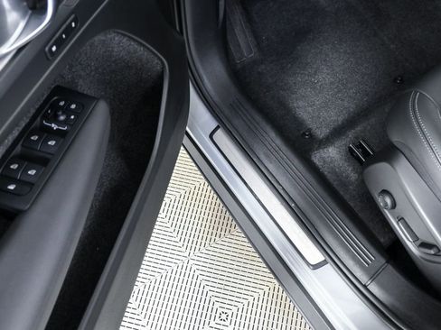 Certified 2025 Volvo XC40 B5 Core image 9