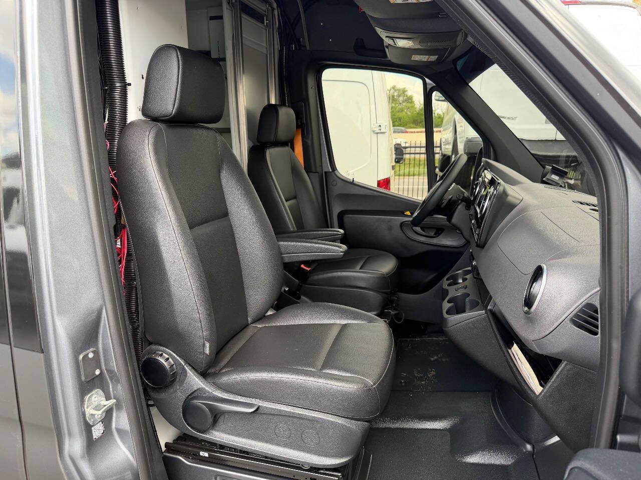 Used 2022 Mercedes-Benz Sprinter 4500 w/ Parking Package image 9