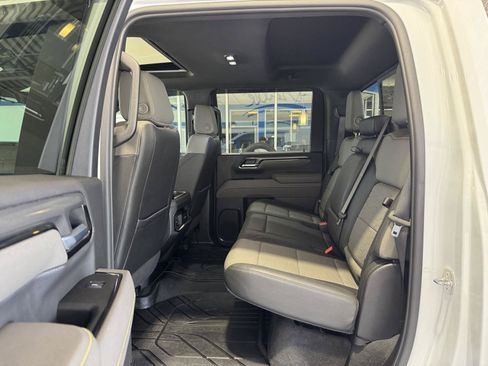 Used 2024 Chevrolet Silverado 2500 ZR2 w/ Technology Package AWD/4WD image 9