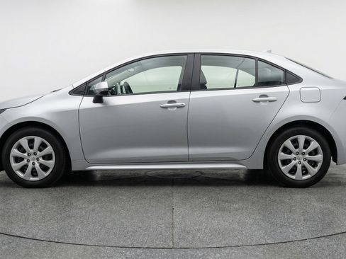 Used 2025 Toyota Corolla LE FWD image 5