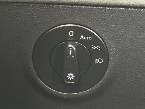 Used 2023 Volkswagen Taos SE w/ Panoramic Sunroof Package FWD image 22