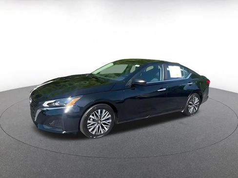 Used 2025 Nissan Altima 2.5 SV FWD image 8