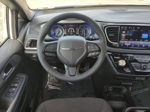 Used 2024 Chrysler Pacifica Touring image 16