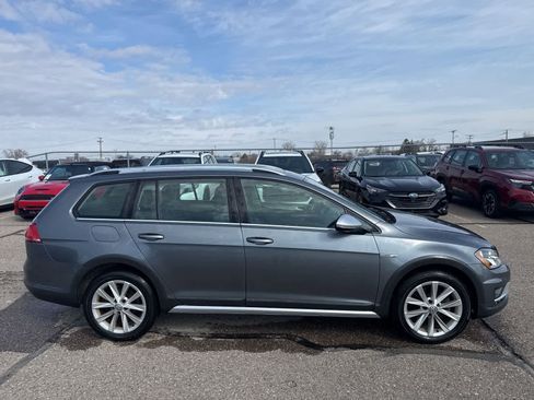 Used 2017 Volkswagen Golf Alltrack S image 9