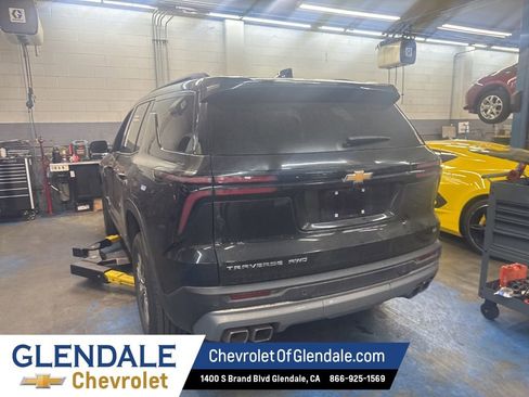Used 2024 Chevrolet Traverse LT image 3