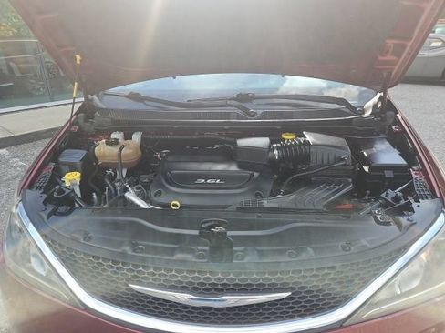 Used 2017 Chrysler Pacifica Touring-L w/ Tire & Wheel Group FWD image 32