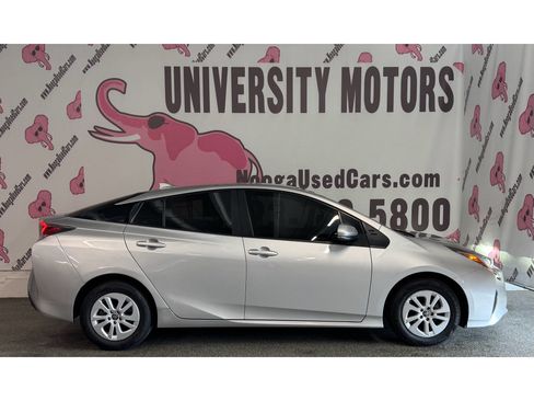 Used 2016 Toyota Prius Two w/ Preferred Accessory Package FWD image 8