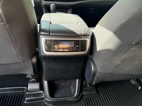 Used 2019 Toyota Highlander LE image 19