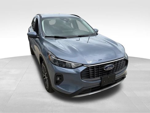Certified 2025 Ford Escape SE FWD image 2