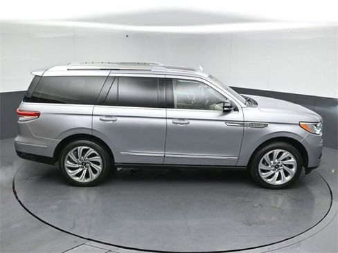 Used 2022 Lincoln Navigator Reserve image 48