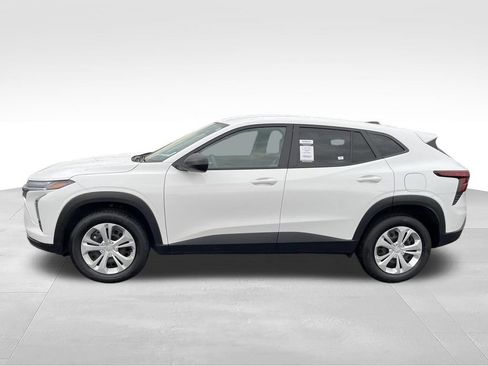 Used 2025 Chevrolet Trax LS FWD image 2