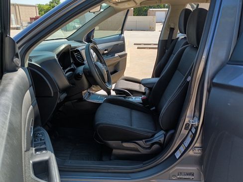Used 2018 Mitsubishi Outlander ES image 23