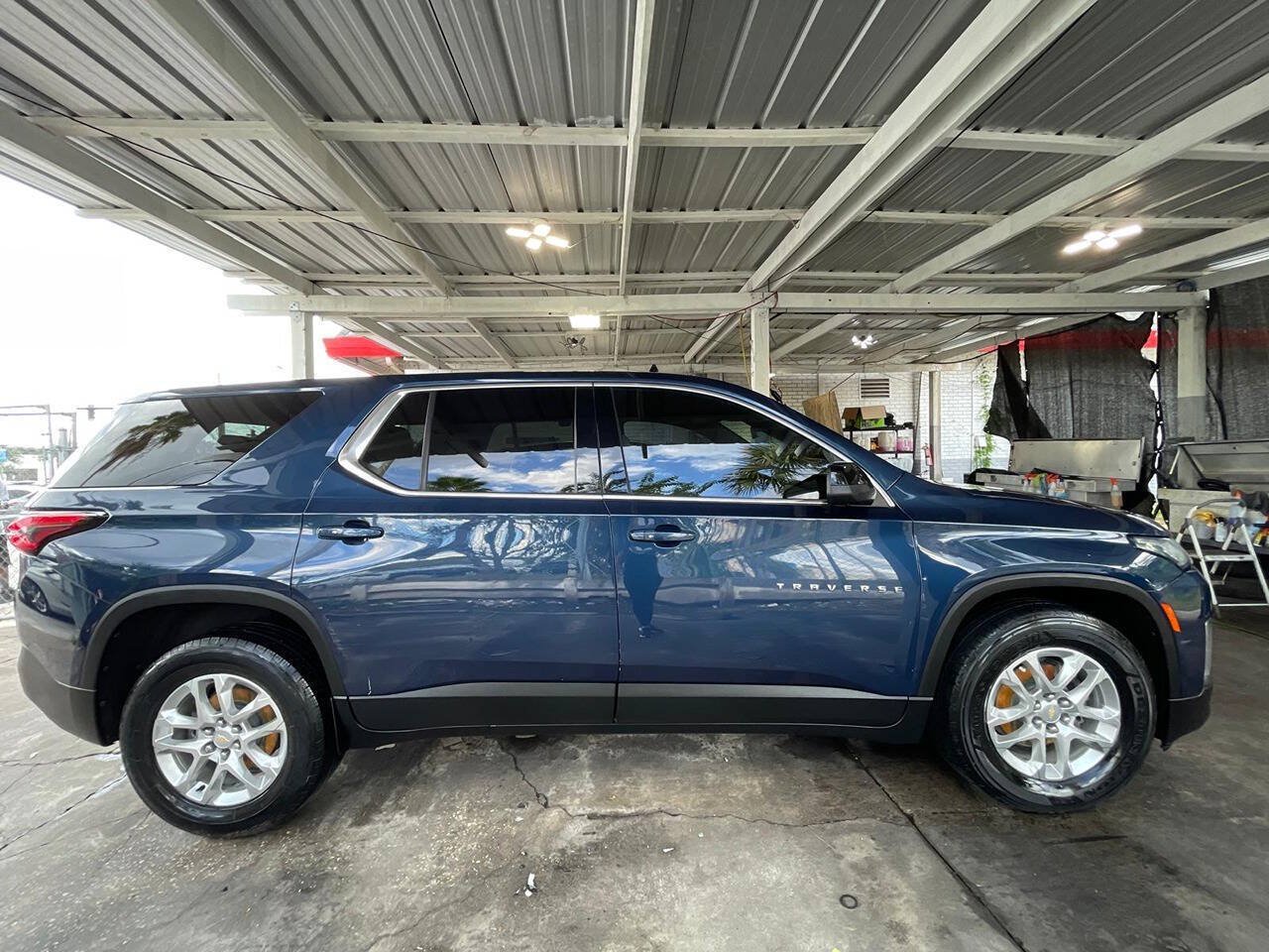 Used 2022 Chevrolet Traverse LS FWD image 4