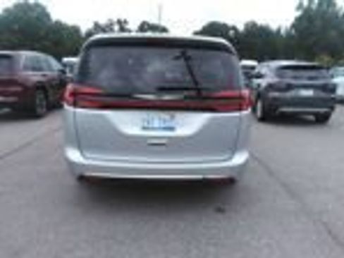 Used 2024 Chrysler Pacifica Touring-L FWD image 10