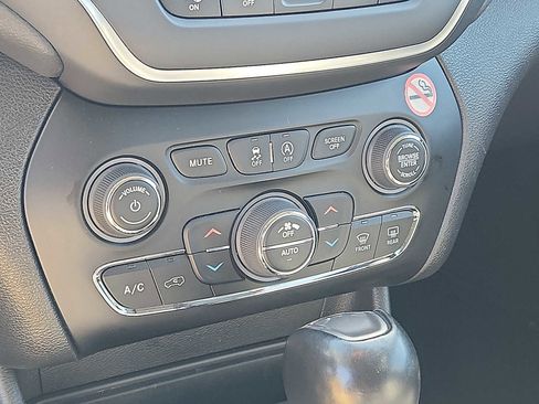 Certified 2023 Jeep Cherokee Altitude Lux image 15