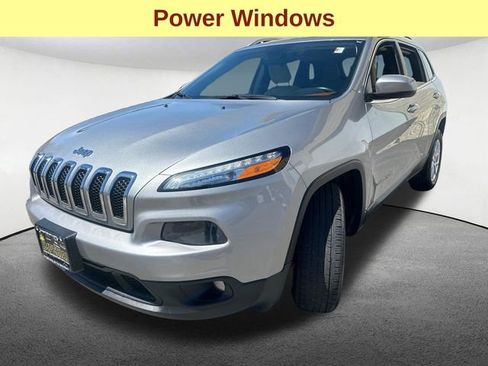 Used 2016 Jeep Cherokee Latitude w/ Cold Weather Group AWD/4WD image 5