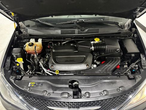 Used 2020 Chrysler Pacifica Touring w/ Advanced Safetytec Group FWD image 11