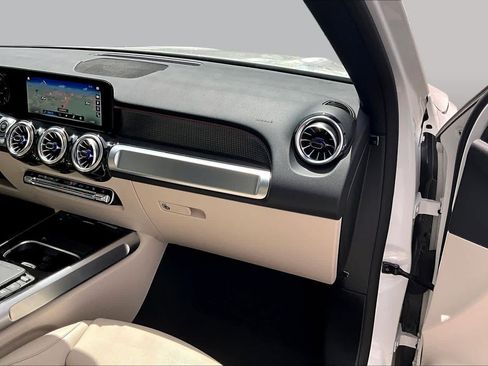 Certified 2023 Mercedes-Benz EQB 300 4MATIC w/ Exclusive Package image 18