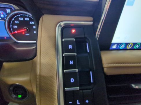 Used 2021 Chevrolet Tahoe Premier w/ Premium Package image 16