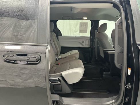 Used 2025 Toyota Sienna LE image 53