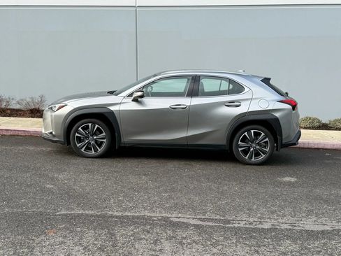Used 2021 Lexus UX 200 image 2