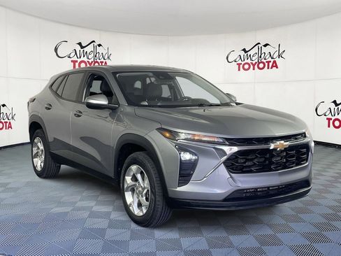 Used 2024 Chevrolet Trax LS w/ LS Convenience Package image 3