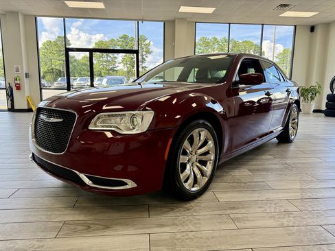 Used 2018 Chrysler 300 Touring L image 3