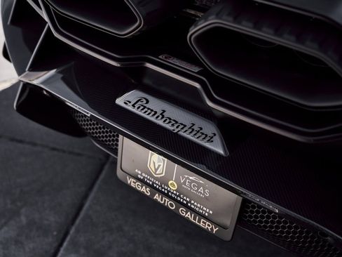 Used 2025 Lamborghini Revuelto image 18