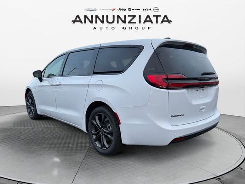 New 2026 Chrysler Pacifica Select image 3