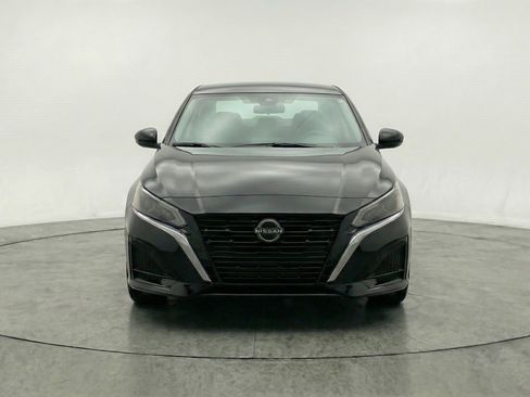 Used 2025 Nissan Altima 2.5 SV image 2