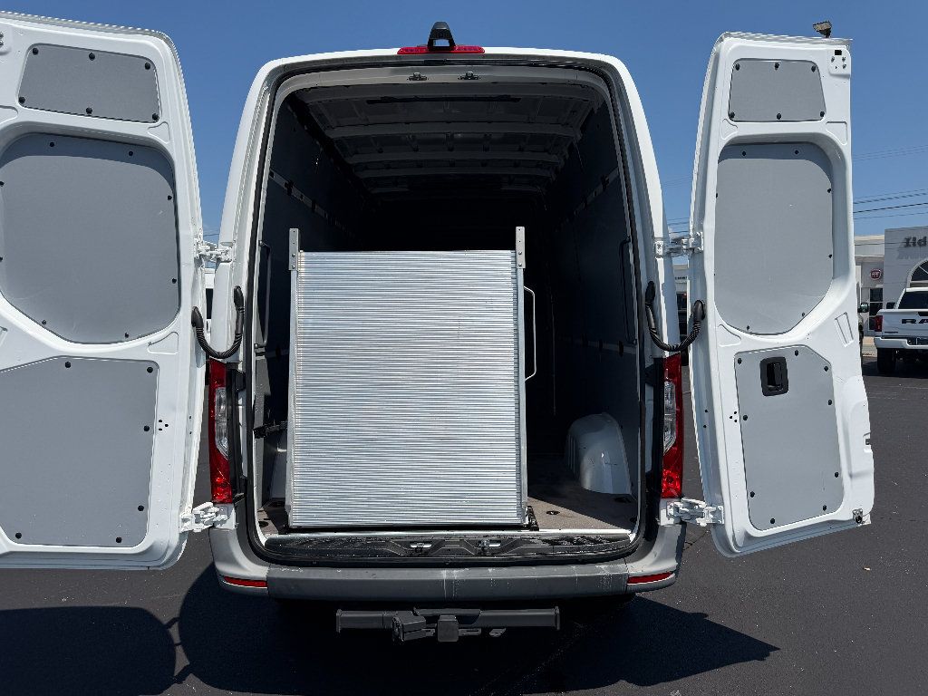 Used 2024 Mercedes-Benz Sprinter 2500 image 21
